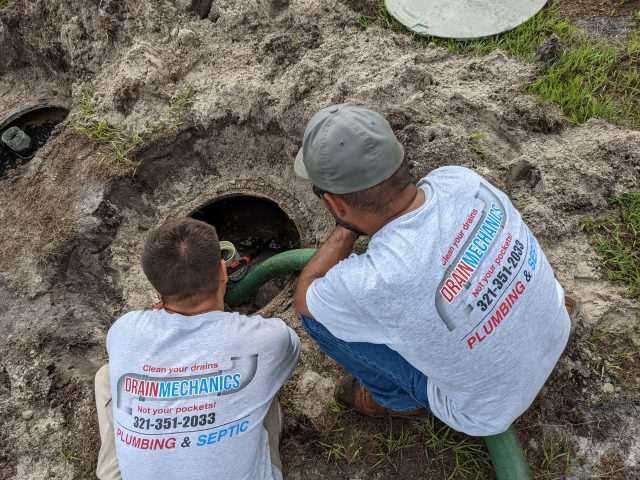 https://www.drainmechanics.com/wp-content/uploads/2018/01/PumpTankSeptic-640x480.jpg