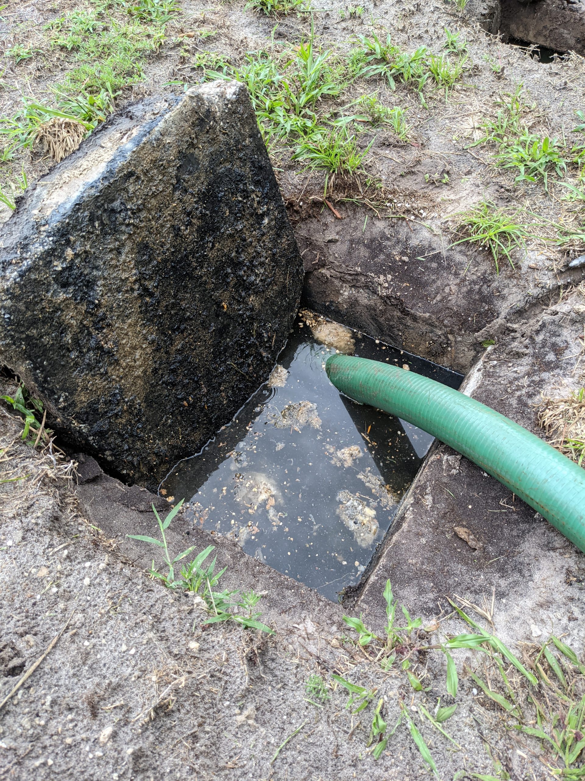 https://www.drainmechanics.com/wp-content/uploads/2021/07/SepticTank-scaled.jpg